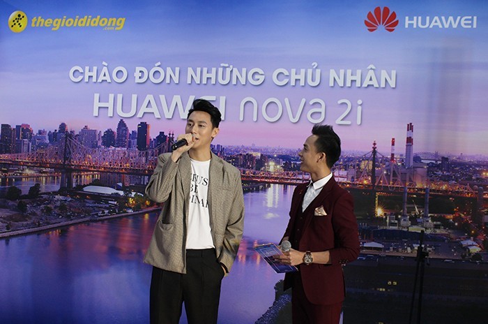 Thế Giới Di Động chính thức giao hàng đợt 1 chiếc Huawei Nova 2i