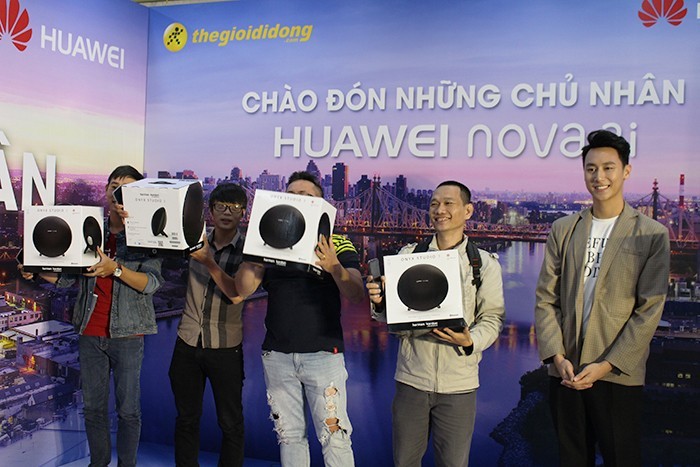 Thế Giới Di Động chính thức giao hàng đợt 1 chiếc Huawei Nova 2i