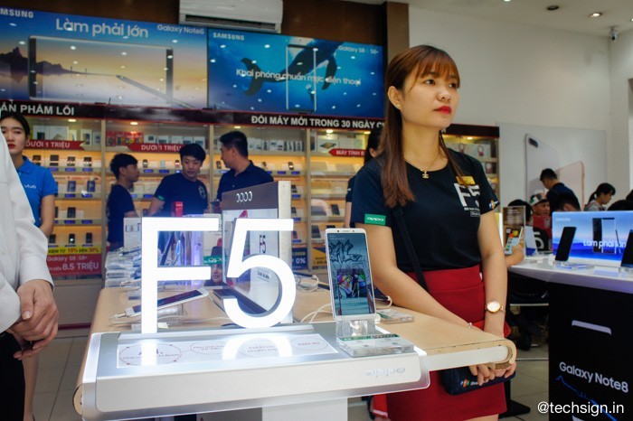 FPT Shop và Thế Giới Di Động nhộn nhịp khách đến mua OPPO F5