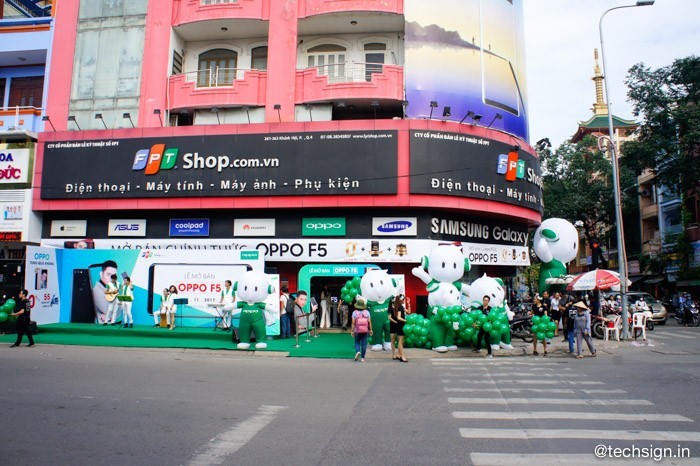 FPT Shop và Thế Giới Di Động nhộn nhịp khách đến mua OPPO F5