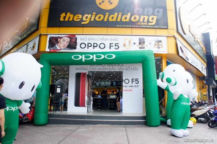 FPT Shop và Thế Giới Di Động nhộn nhịp khách đến mua OPPO F5