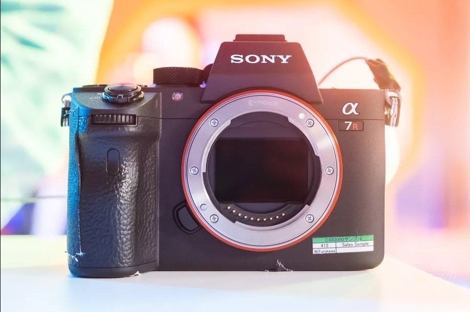 Sony A7R III, viên đạn nhắm đến ngôi vương Full-frame của Canon