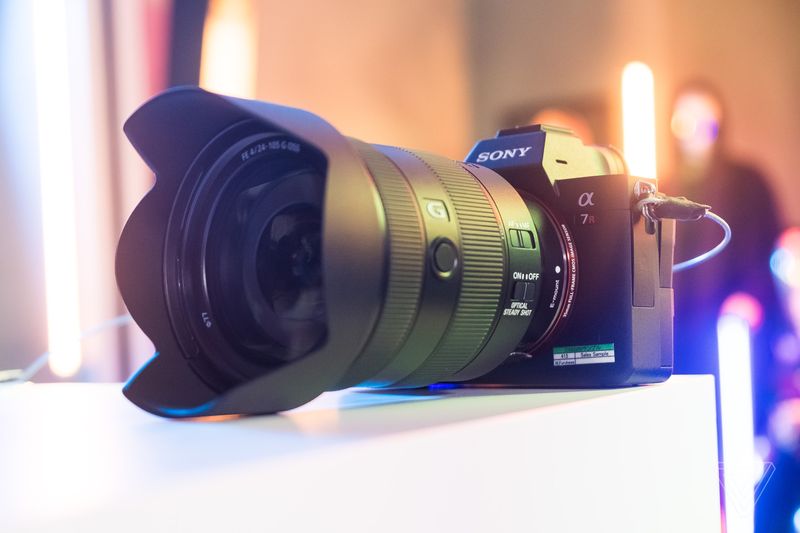 Sony A7R III, viên đạn nhắm đến ngôi vương Full-frame của Canon