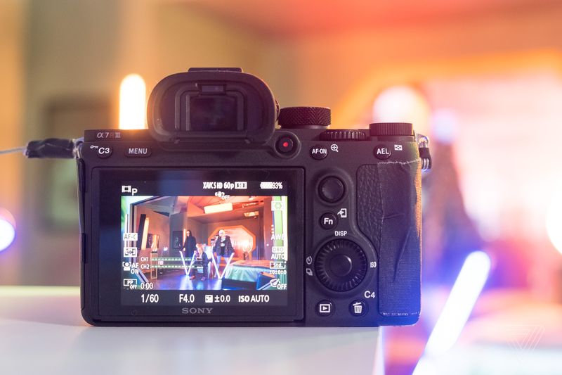 Sony A7R III, viên đạn nhắm đến ngôi vương Full-frame của Canon