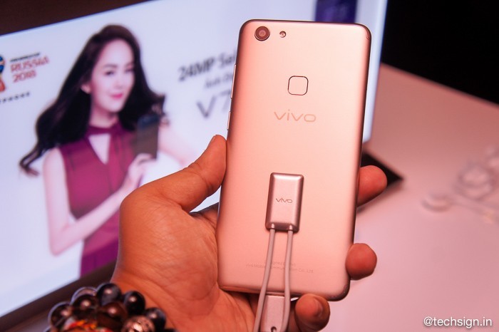 Vivo V7 ra mắt giá 7 triệu: máy nhẹ, nhận diện khuôn mặt và chụp ảnh xoá phông