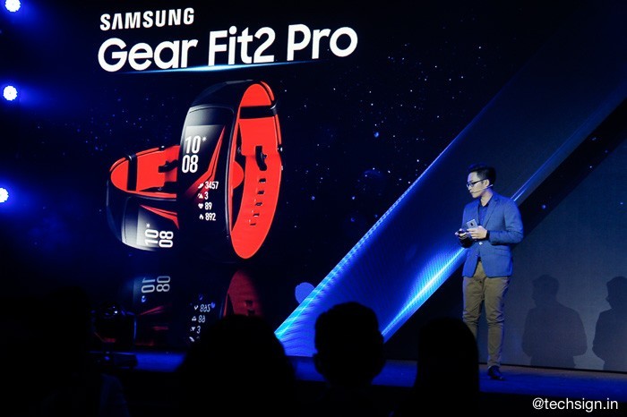 Samsung ra mắt Gear Fit2 Pro giá 4,2 triệu, bán ngày 6/1/2018