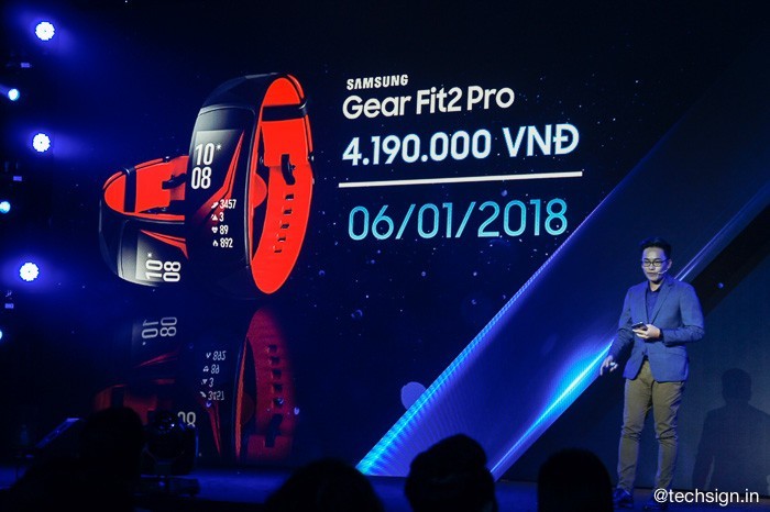 Samsung ra mắt Gear Fit2 Pro giá 4,2 triệu, bán ngày 6/1/2018