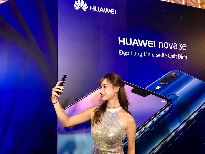 Huawei Nova 3e ra mắt: hai màu, thiết kế tai thỏ, tỉ lệ màn hình mới