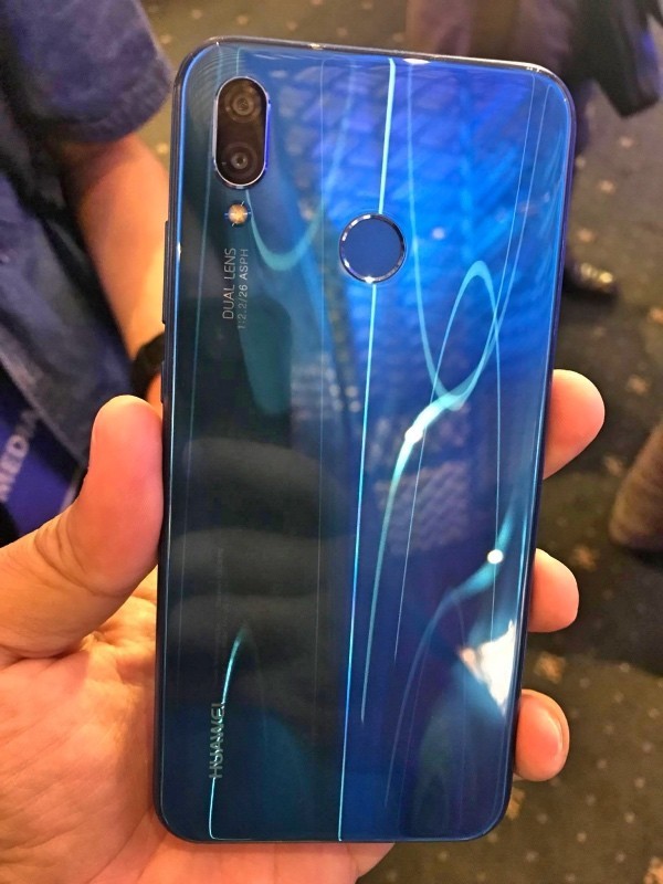 Huawei Nova 3e ra mắt: hai màu, thiết kế tai thỏ, tỉ lệ màn hình mới