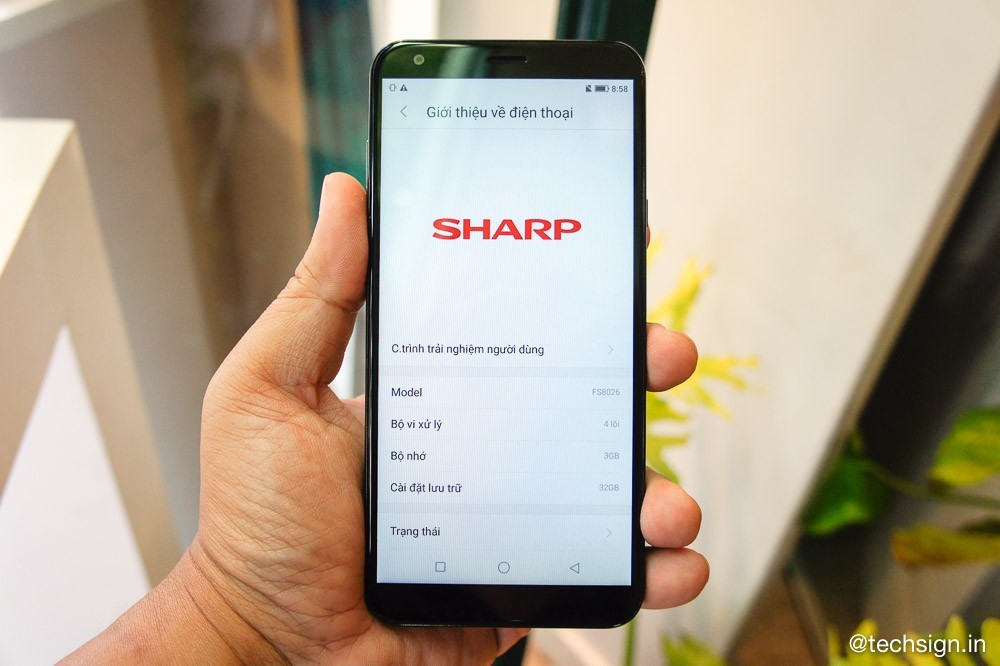 Ảnh trên tay Sharp A2Lite