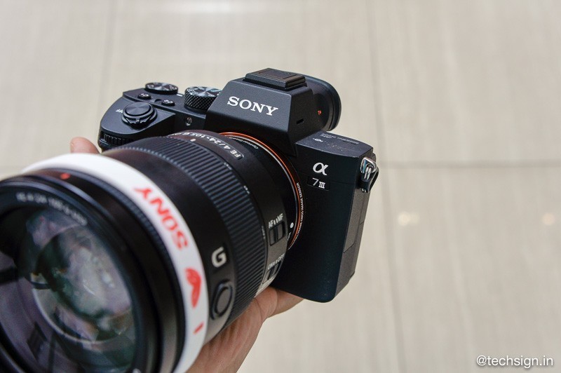 Máy ảnh không gương lật Full-Frame Sony A7 III ra mắt, giá 49 và 55 triệu đồng