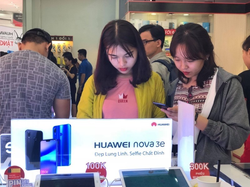 FPT Shop mở bán Huawei Nova 3e, nhận bộ quà trị giá 5 triệu đồng