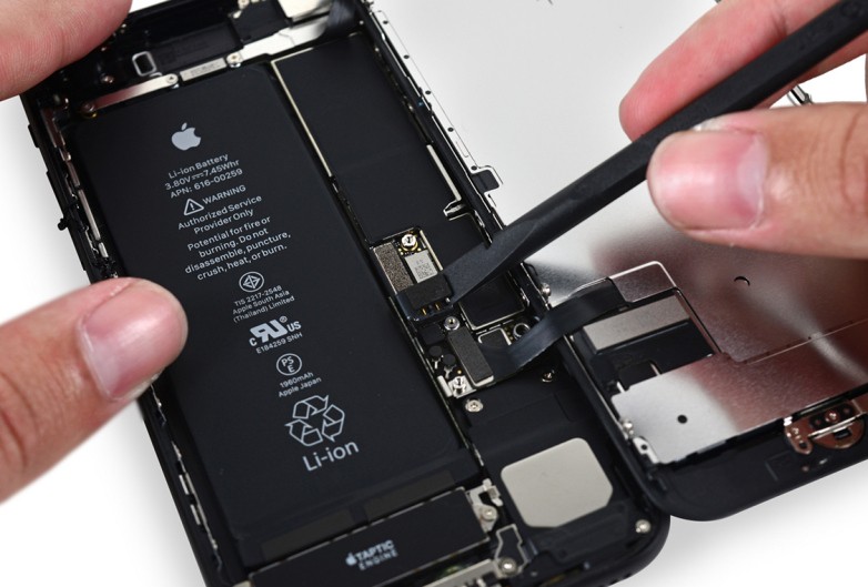 Apple hỗ trợ thay pin nhưng vẫn không làm người dùng hài lòng