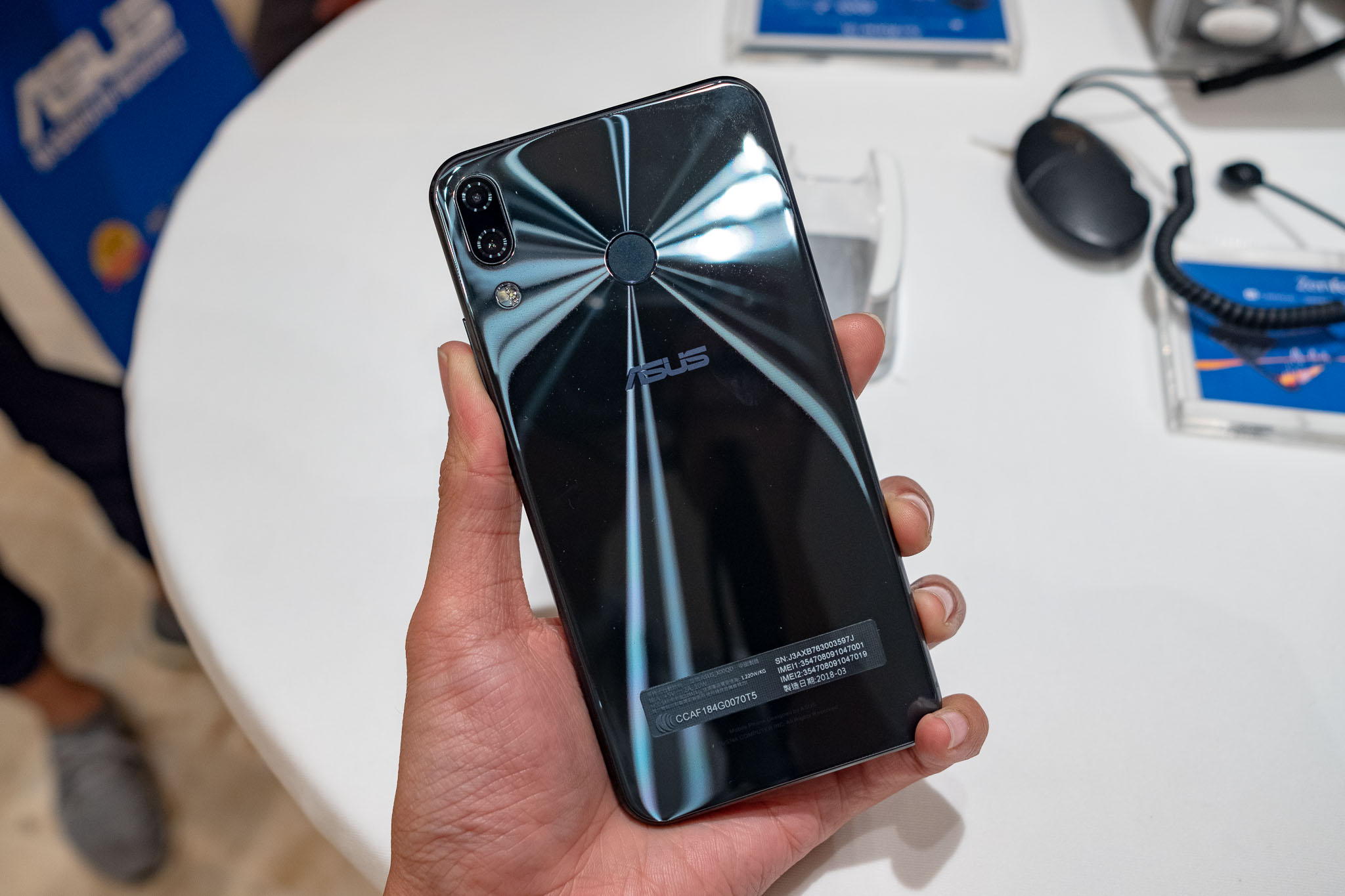 Asus bán Zenfone 5 tích hợp AI giá 7,9 triệu đồng