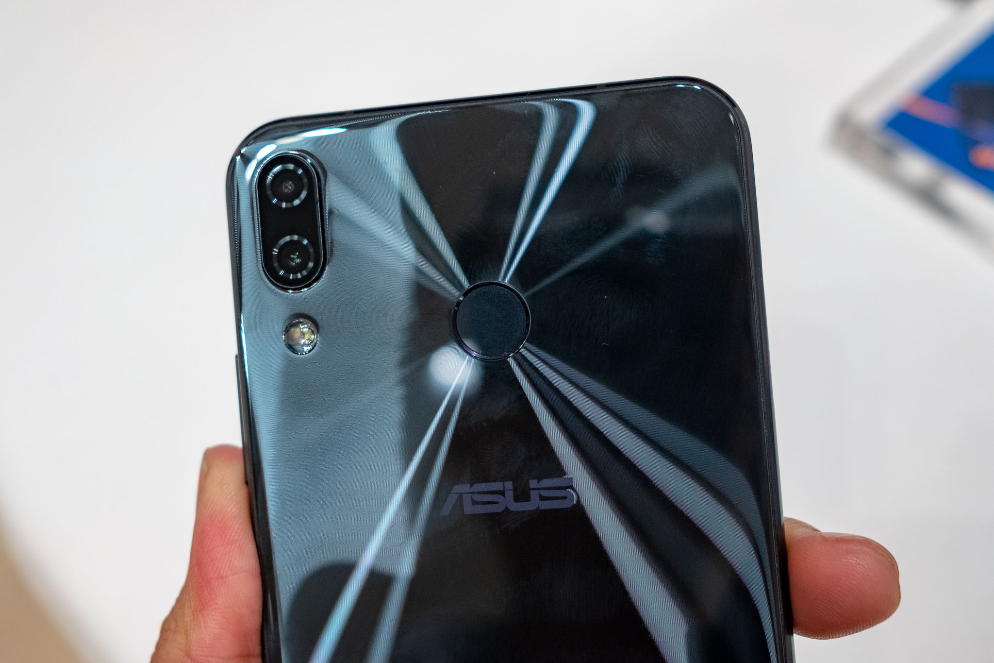 Asus bán Zenfone 5 tích hợp AI giá 7,9 triệu đồng