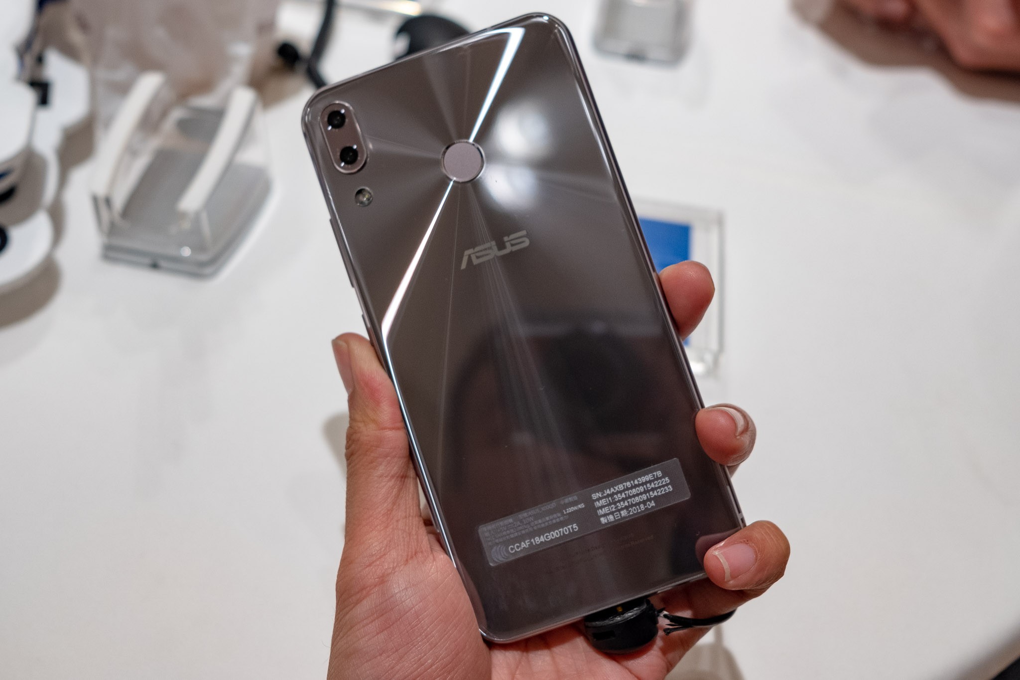 Asus bán Zenfone 5 tích hợp AI giá 7,9 triệu đồng