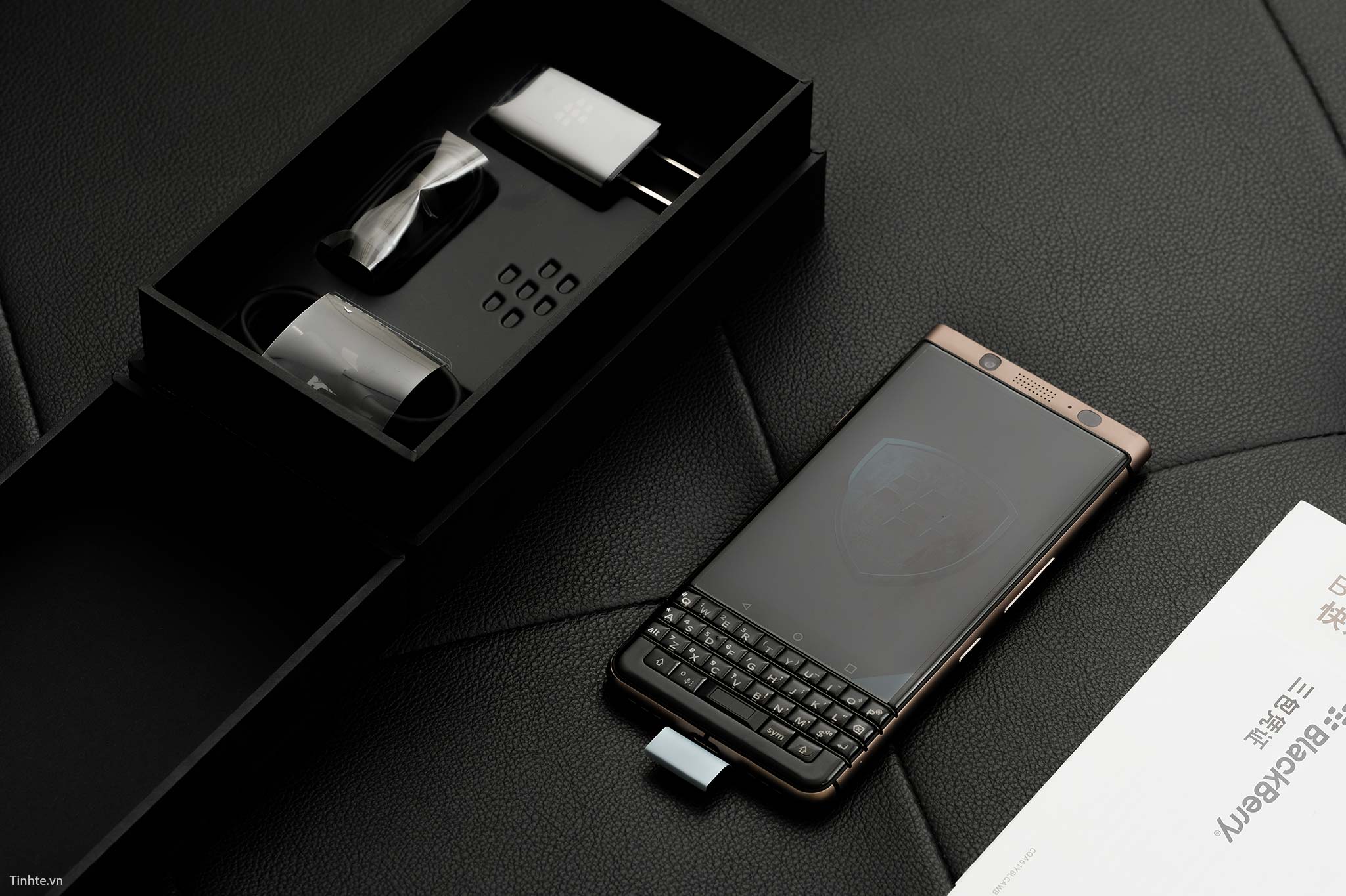 BlackBerry ra mắt bản KEY One Bronze Edition hỗ trợ 2 SIM