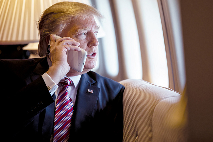 Tổng thống Mỹ Donald Trump sử dụng cùng lúc 2 chiếc iPhone