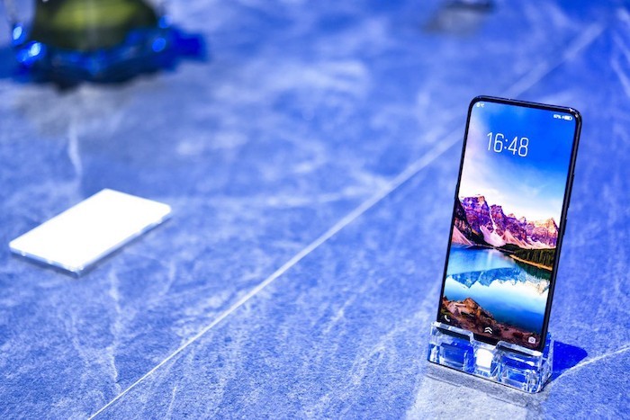 Ra mắt Vivo NEX: smartphone màn hình không tai thỏ, camera selfie trượt