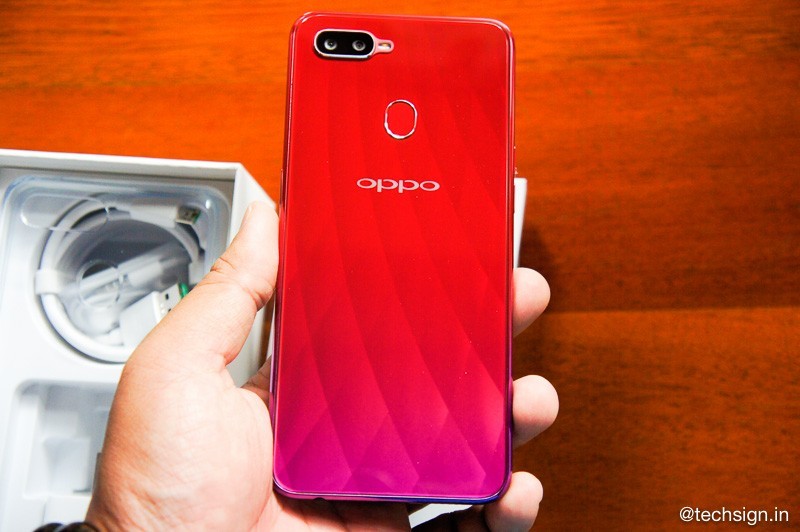 Mở hộp OPPO F9: mặt lưng đẹp, bám nhiều vân tay