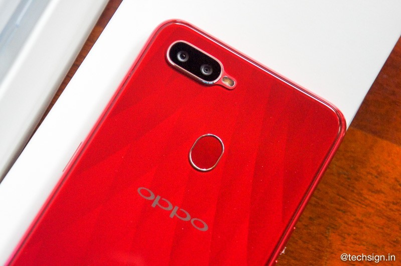 Mở hộp OPPO F9: mặt lưng đẹp, bám nhiều vân tay