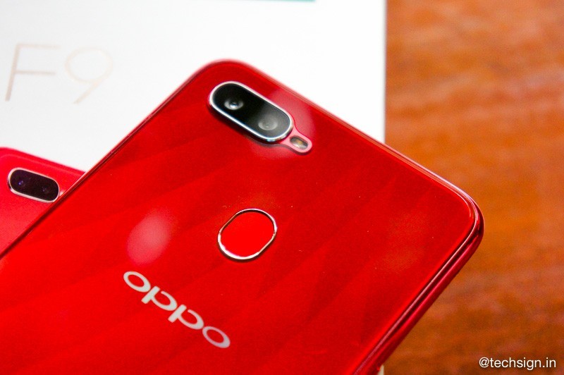 Mở hộp OPPO F9: mặt lưng đẹp, bám nhiều vân tay