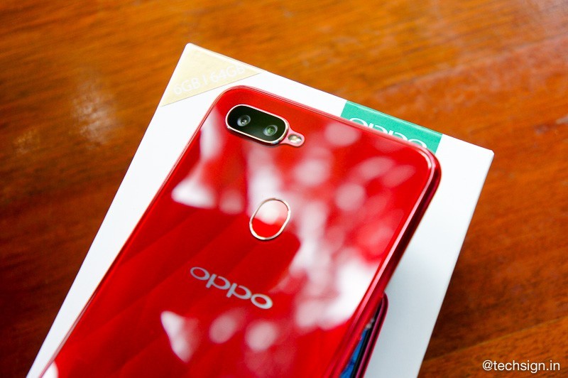 Mở hộp OPPO F9: mặt lưng đẹp, bám nhiều vân tay