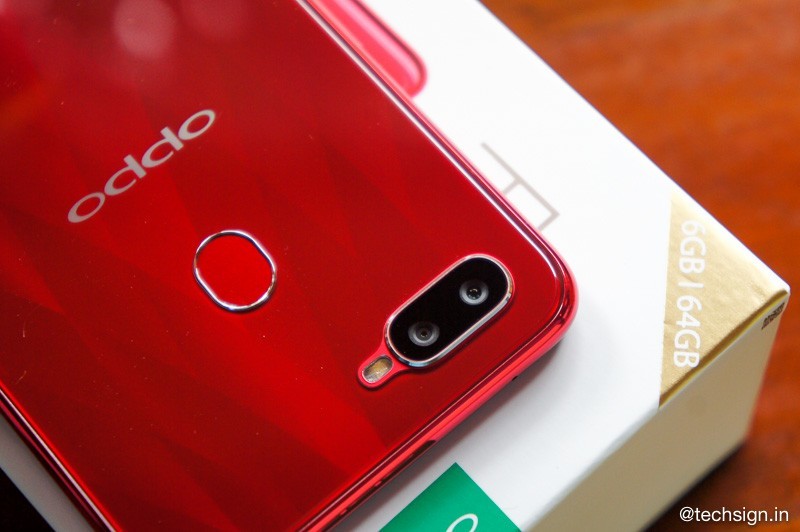 Mở hộp OPPO F9: mặt lưng đẹp, bám nhiều vân tay