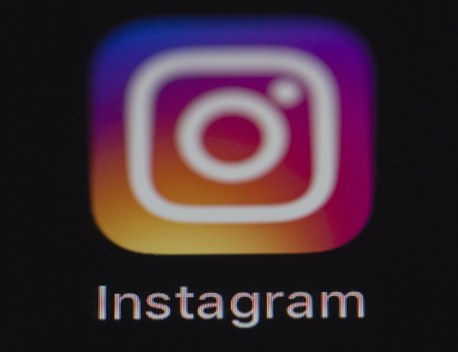 Instagram thay đổi cách hiển thị dòng thời gian theo hướng ngang