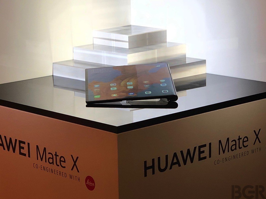 Huawei Mate X ra mắt: thêm một smartphone màn hình gập