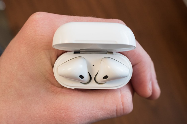 AirPods 2 với phối màu đen sẽ xuất hiện cùng bộ sạc AirPower