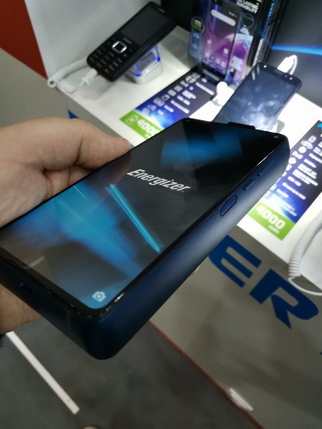 Smartphone có pin 18.000mAh của Energizer trông như thế nào?