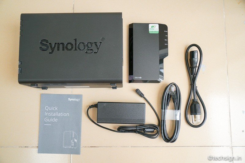 Bên trong hộp thiết bị NAS Synology DS218+