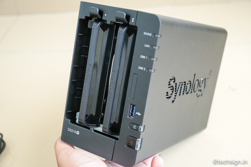 Bên trong hộp thiết bị NAS Synology DS218+