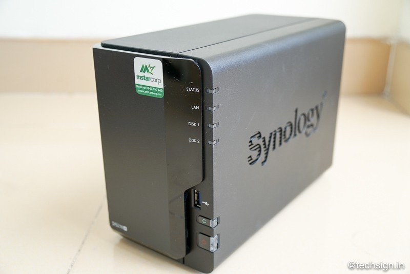 Bên trong hộp thiết bị NAS Synology DS218+