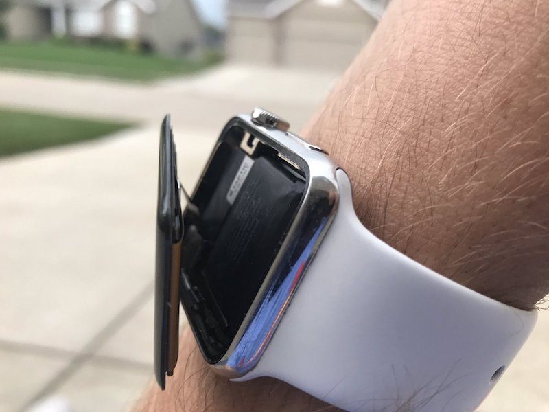 Apple bị kiện vì Apple Watch phồng pin, nứt màn hình