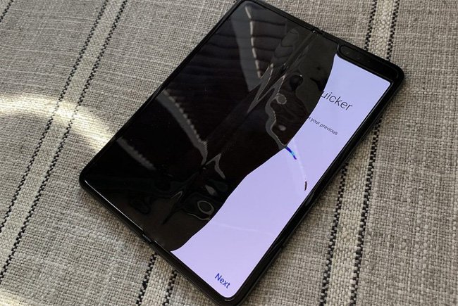 Có gì bên trong smartphone màn hình gập Galaxy Fold?