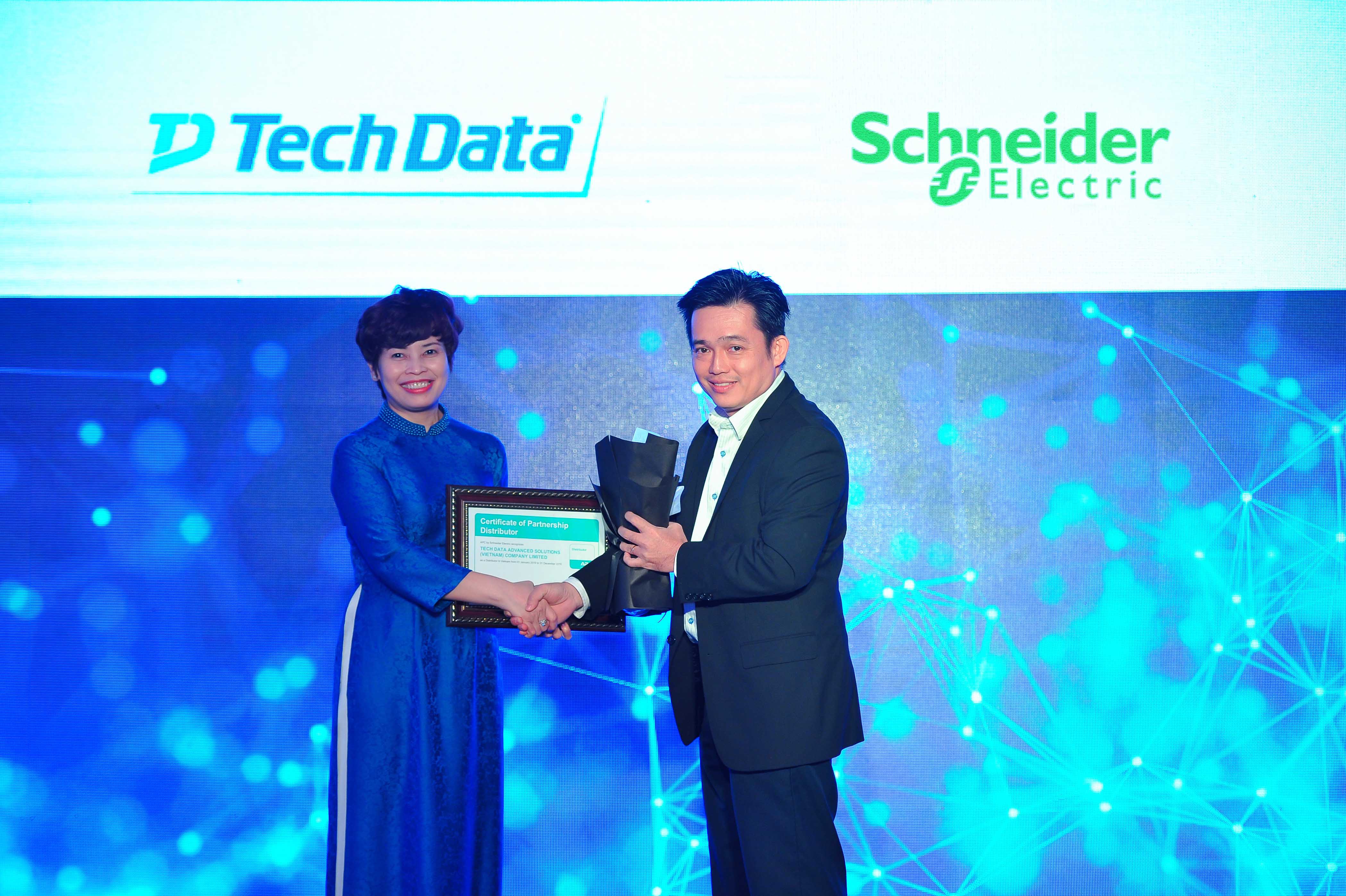 Tech Data mở rộng quan hệ đối tác với Schneider Electric IT tại Việt Nam