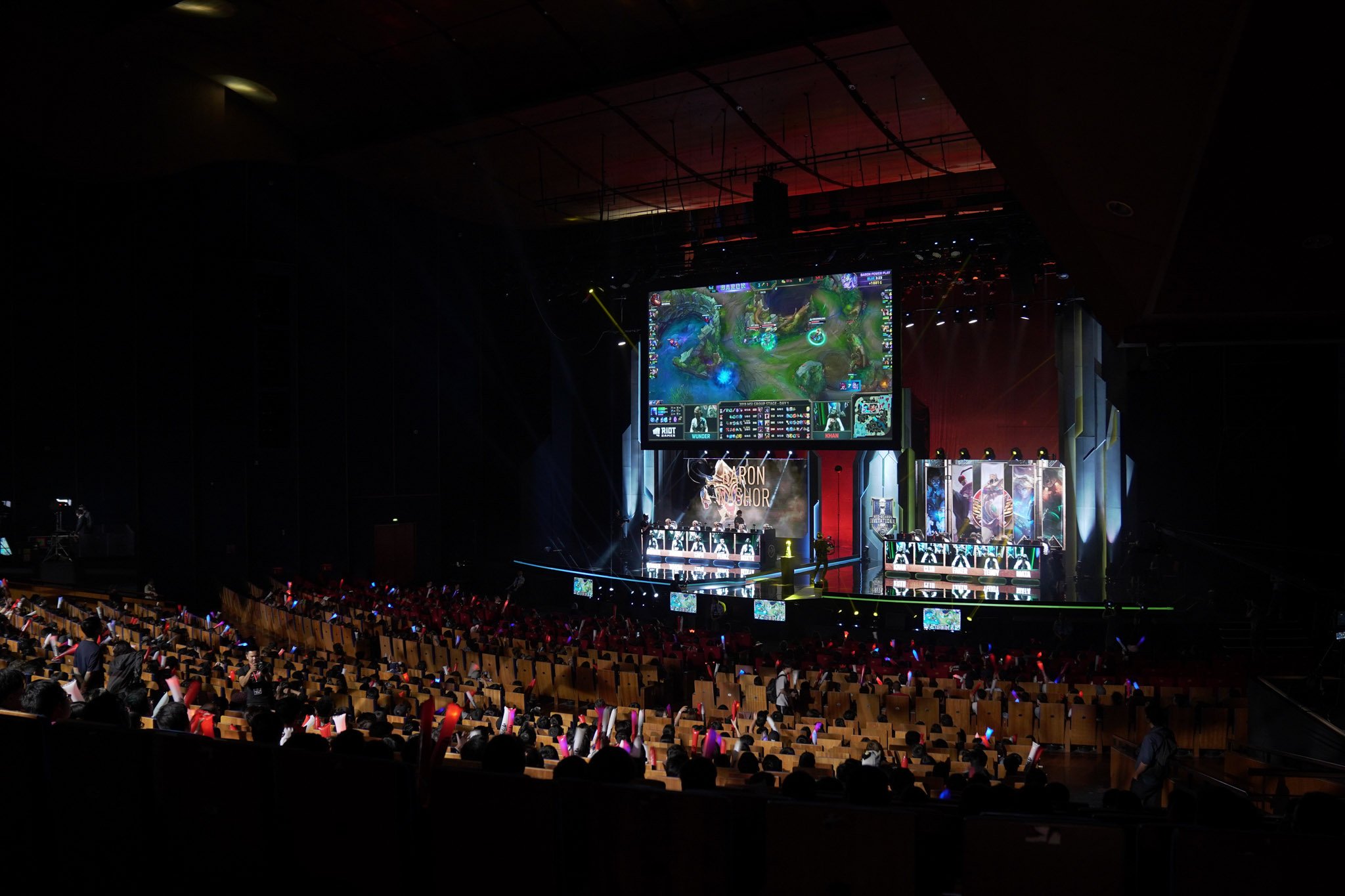 Riot Games dùng màn hình, máy tính Dell Alienware tại giải MSI 2019