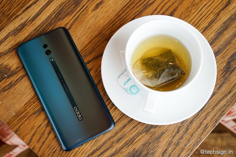 Trên tay OPPO Reno: Hai màu, không bám vân tay, camera pop-up rất riêng