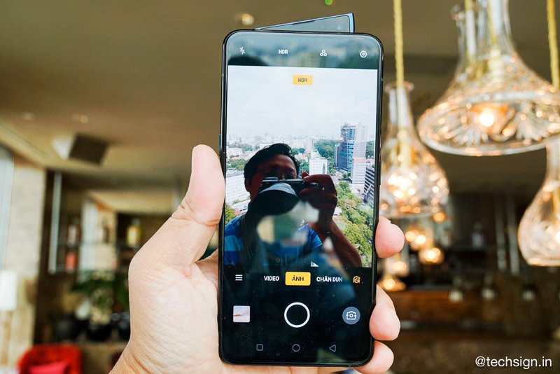 Trên tay OPPO Reno: Hai màu, không bám vân tay, camera pop-up rất riêng