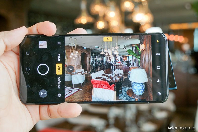 Trên tay OPPO Reno: Hai màu, không bám vân tay, camera pop-up rất riêng