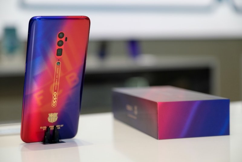 OPPO Reno 10x Zoom bản giới hạn FC Barcelona về Việt Nam, giá 25 triệu đồng