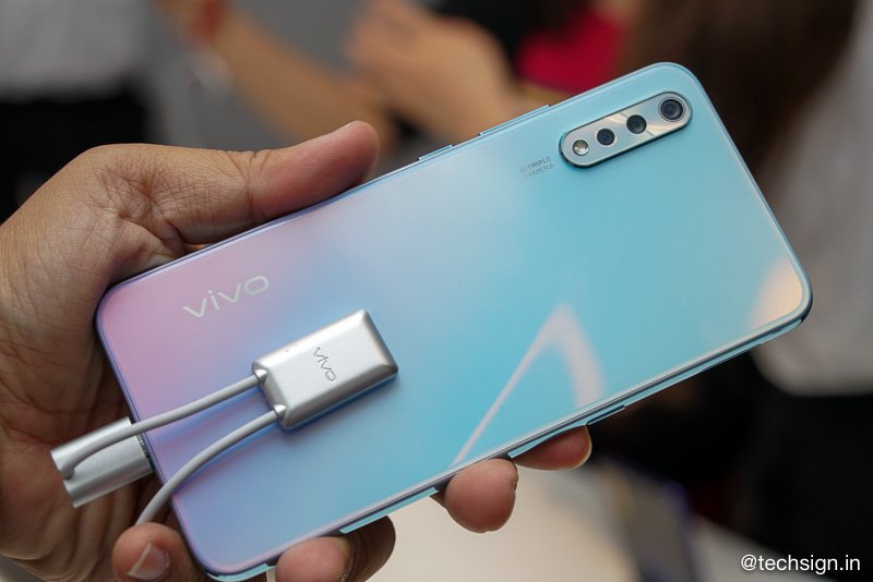 Vivo S1 ra mắt: hai màu, phiên bản đen thạch anh chuyển sắc ấn tượng