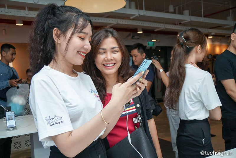 Vivo S1 ra mắt: hai màu, phiên bản đen thạch anh chuyển sắc ấn tượng