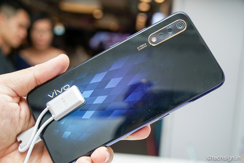 Vivo S1 ra mắt: hai màu, phiên bản đen thạch anh chuyển sắc ấn tượng