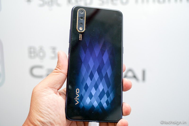 Vivo S1 ra mắt: hai màu, phiên bản đen thạch anh chuyển sắc ấn tượng