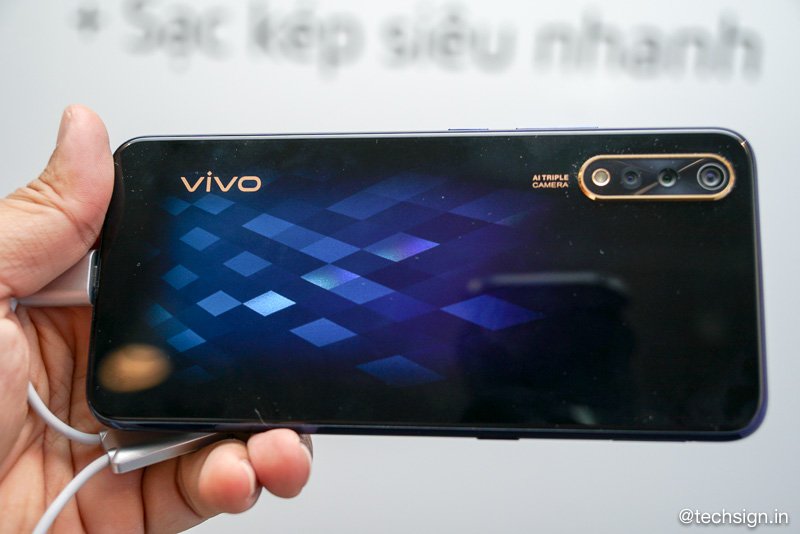 Vivo S1 ra mắt: hai màu, phiên bản đen thạch anh chuyển sắc ấn tượng