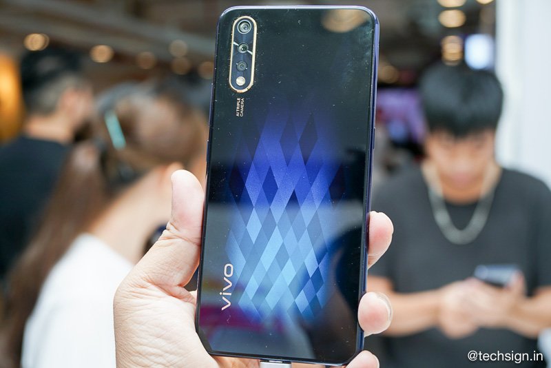 Vivo S1 ra mắt: hai màu, phiên bản đen thạch anh chuyển sắc ấn tượng