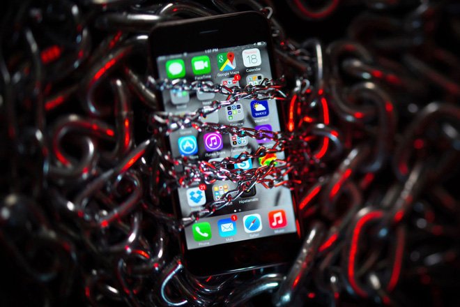 Phát hiện phần mềm độc hại trên iOS trở nên đơn giản hơn nhờ các công nghệ bảo vệ mới. Hệ thống đang được cập nhập thường xuyên để ngăn chặn các cuộc tấn công mạng và giữ cho thiết bị được an toàn. iPhone đang luôn nỗ lực để đảm bảo một môi trường an toàn cho người dùng.